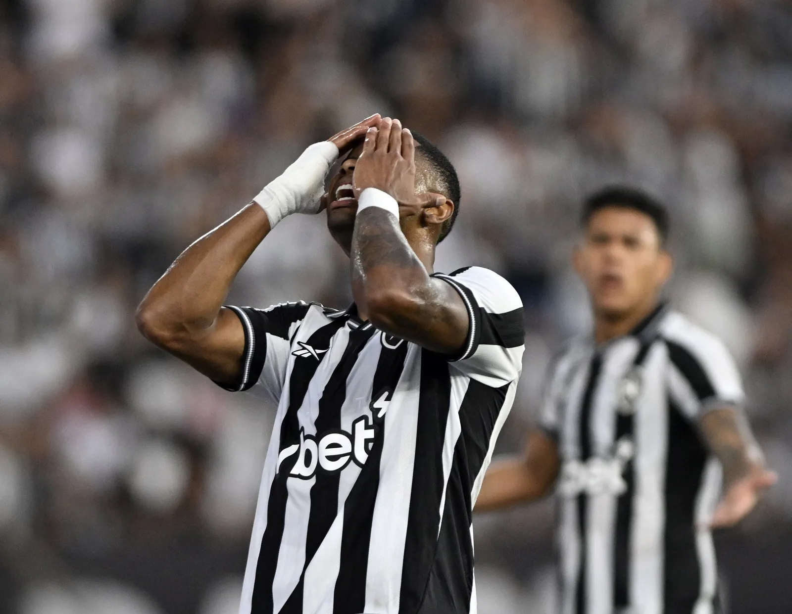 Júnior Santos atravessa jejum e perde espaço no Botafogo