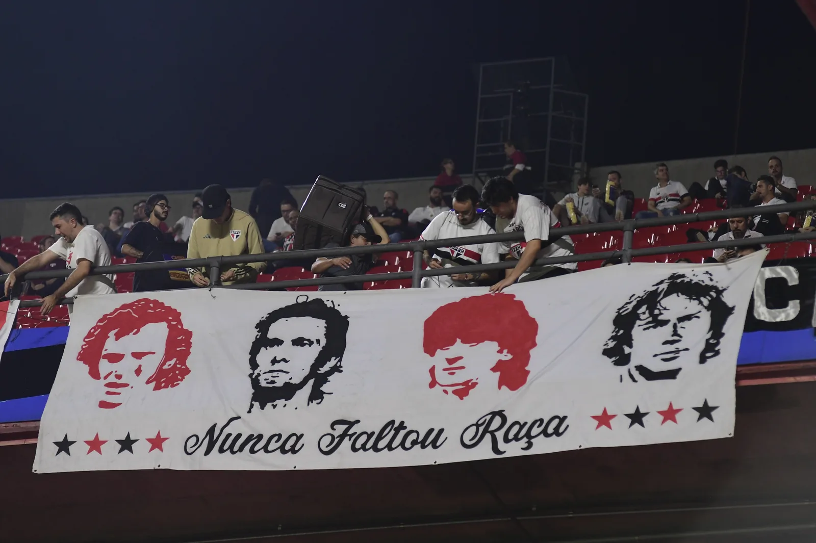 São Paulo e Inter fazem confronto direto pela permanência na Série A