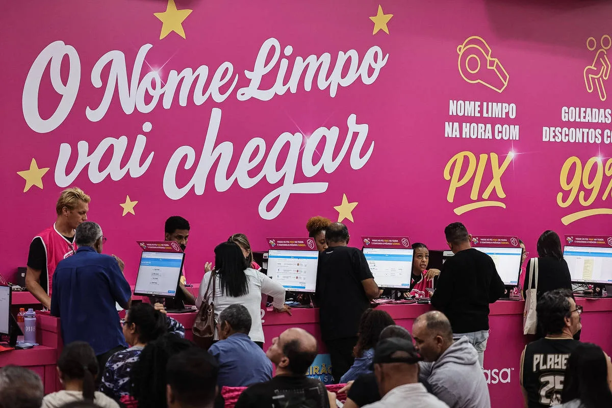Renda média sobe, mas dívida e crédito caro pressionam confiança do consumidor