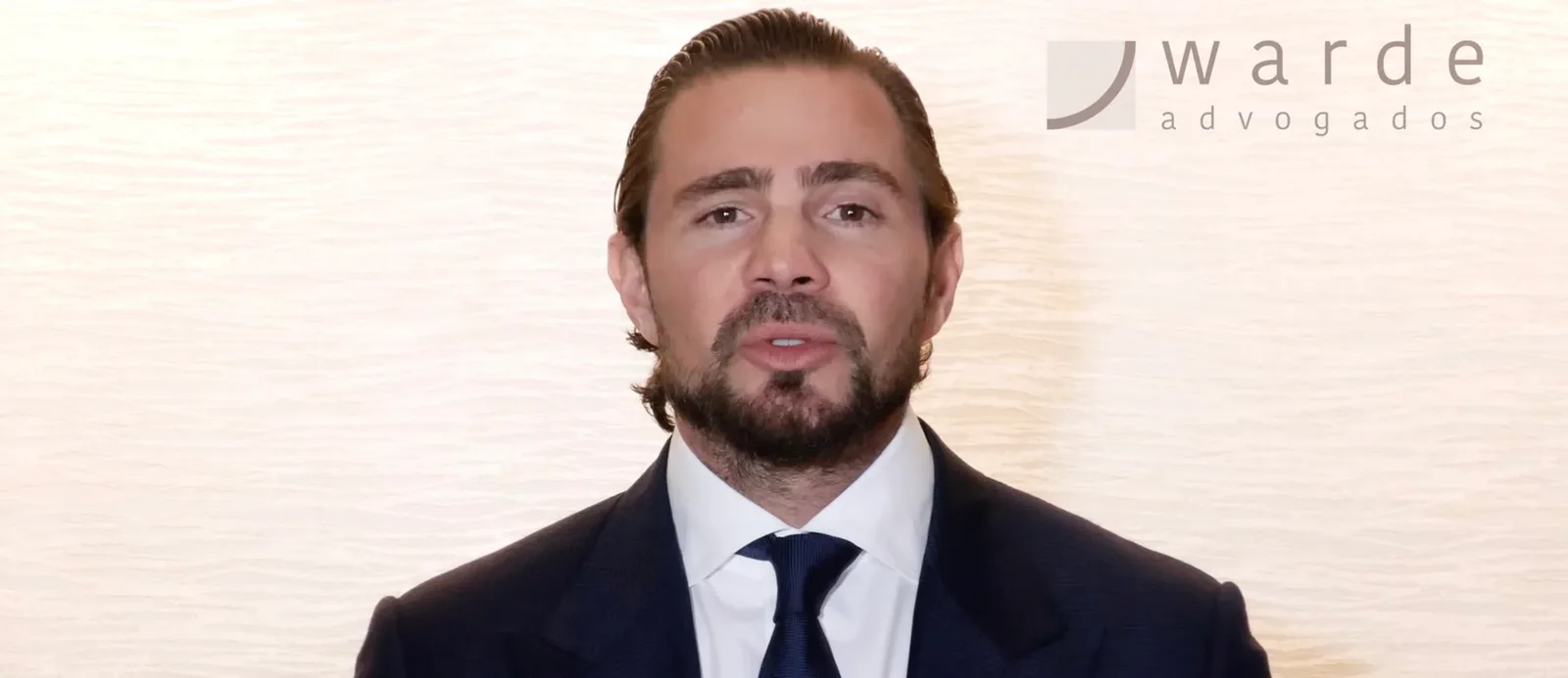 Mensagens mostram convite de Flávio Bolsonaro a Vorcaro para jantar em São Paulo