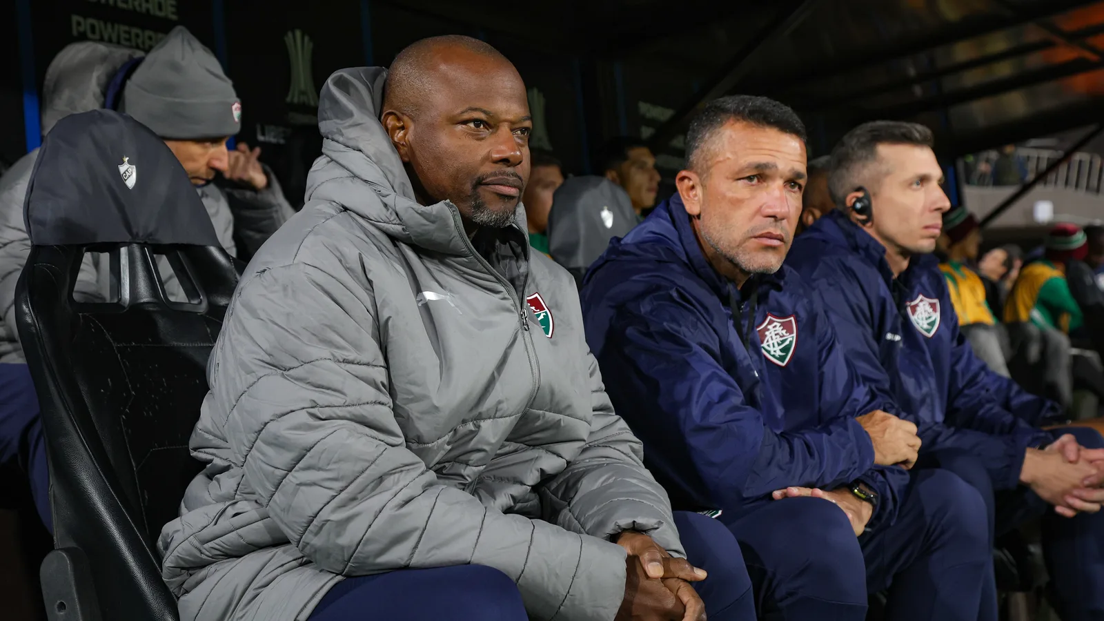 Fluminense avalia improvisações e jovens para reforçar o setor central