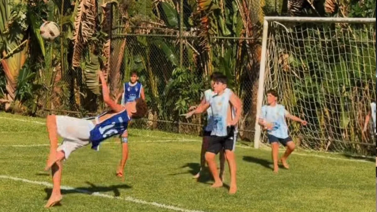 Henrico marca gol de bicicleta em festa de 12 anos com tema do Fluminense