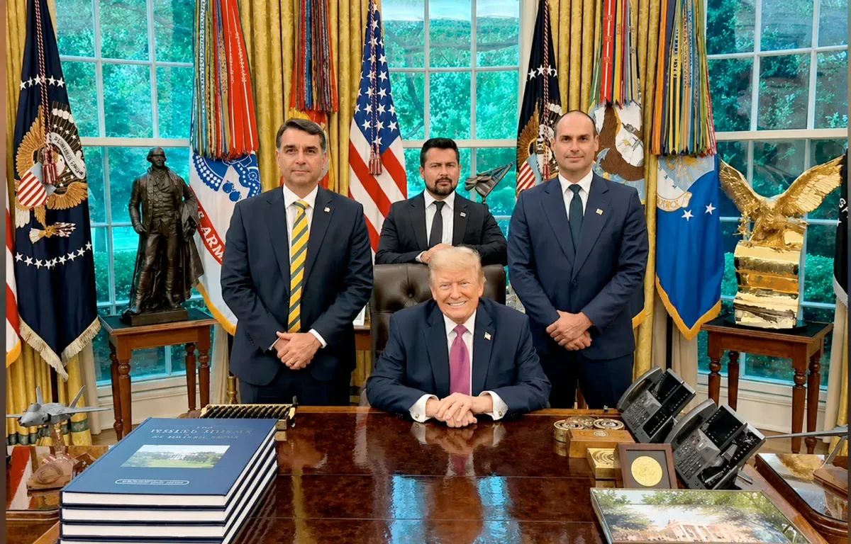 Eduardo articula contra o Brasil nos EUA e pode prejudicar Flávio Bolsonaro, reconhecem aliados