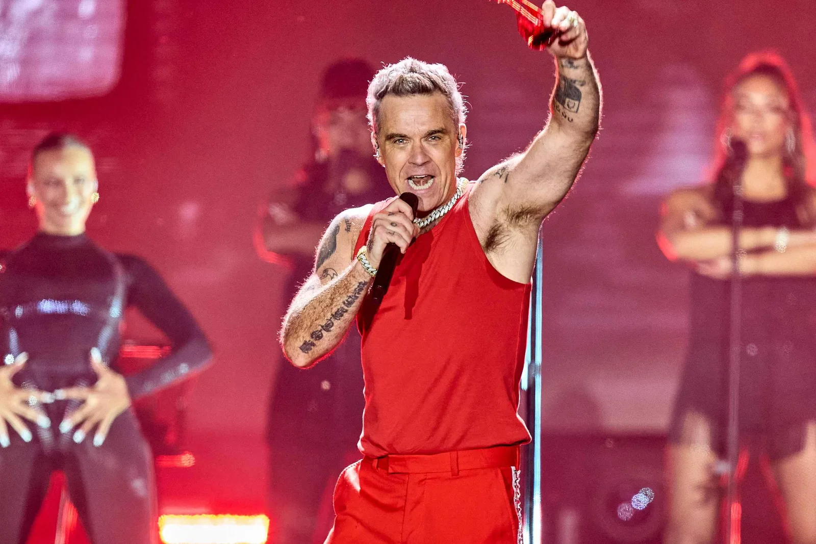 Robbie Williams prepara show em São Paulo após superar marca dos Beatles