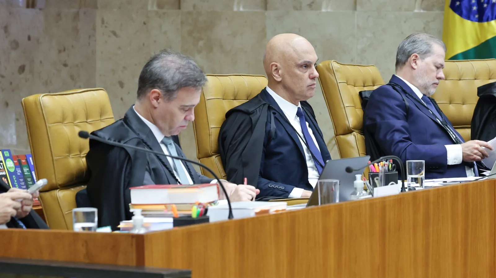 STF suspende sessão após acusações e disputa sobre relatorias