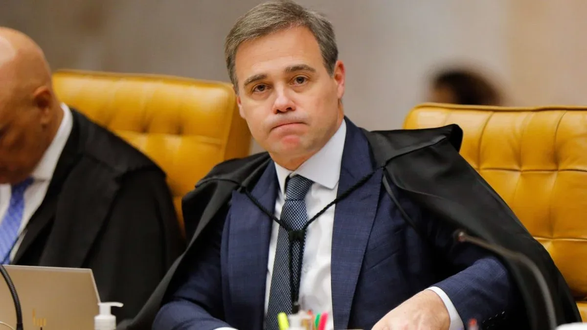 Mendonça afasta chefes da PF e cita risco de interferência em apurações