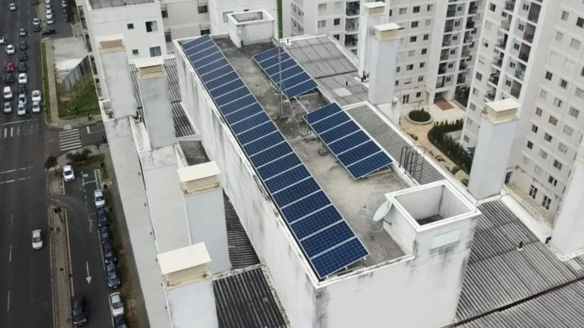 Proposta limita novas cobranças e preserva regras para geração solar