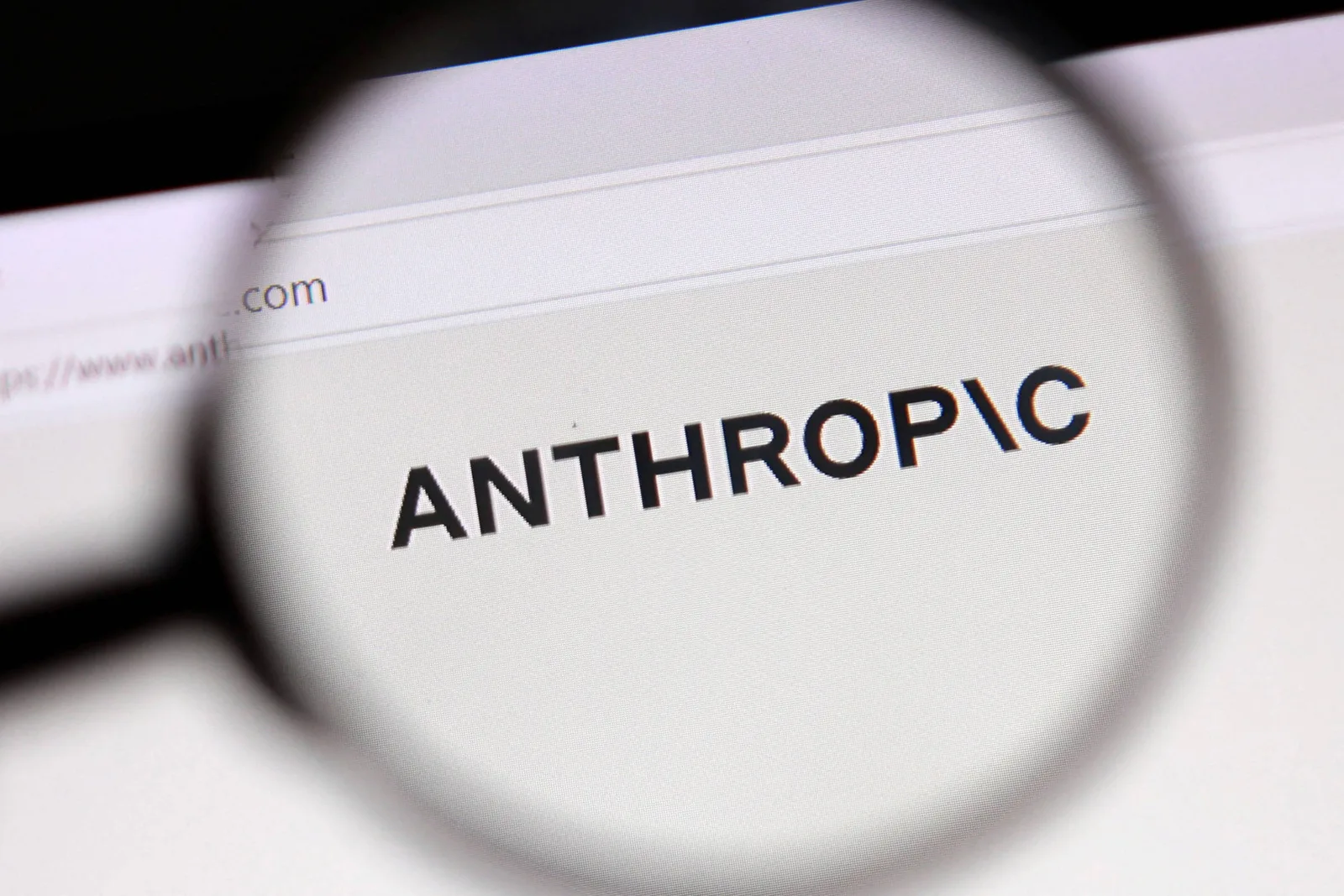 Anthropic relata uso do Claude em armas, espionagem e vigilância