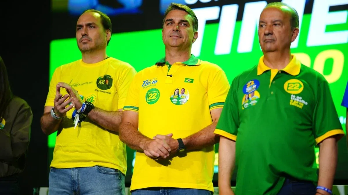 Em Joinville, Flávio promete rever regras e cortar impostos sobre a folha