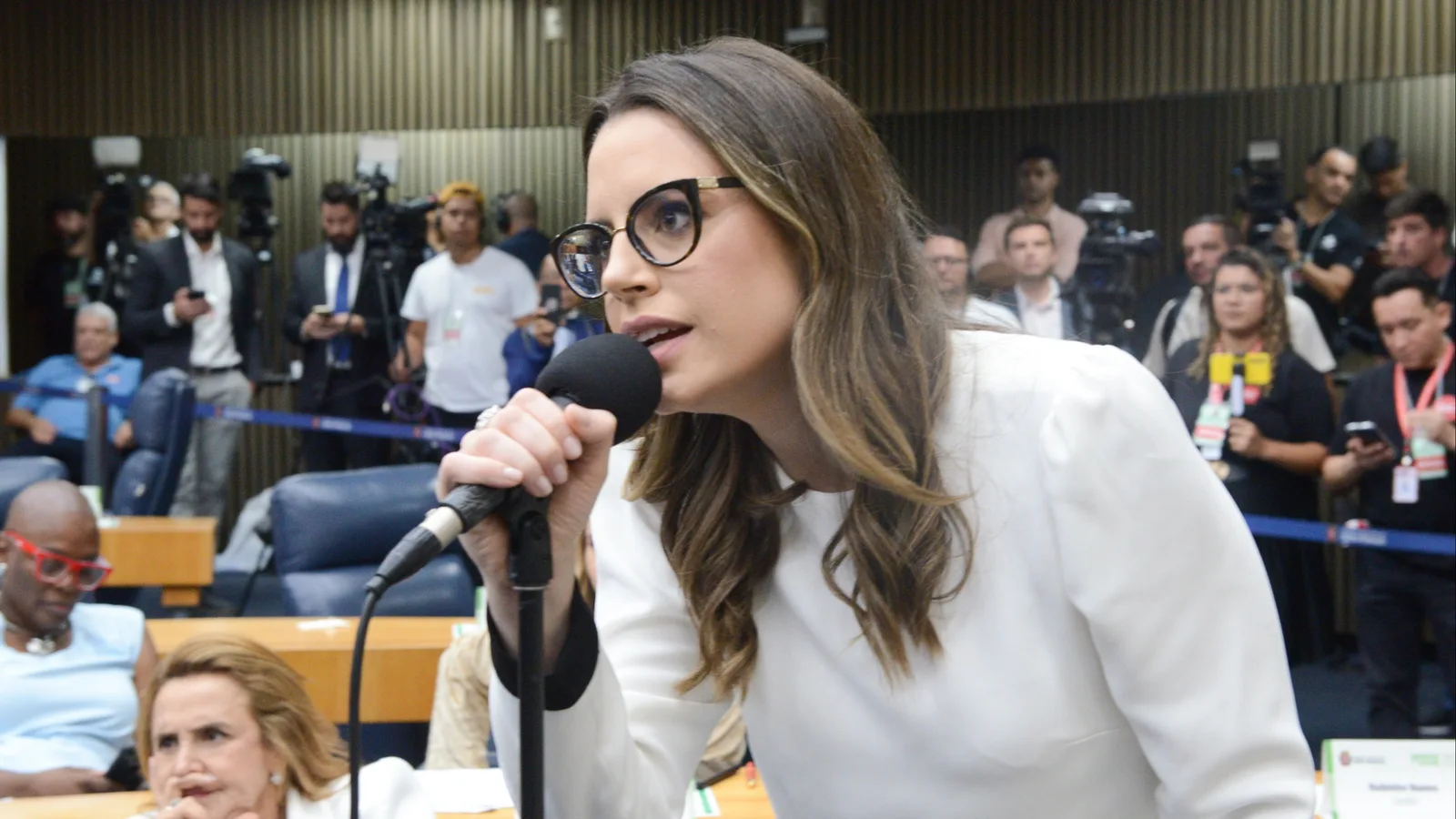 Zoe Martinez é condenada a indenizar Felipe Neto por vídeo com imagem forjada