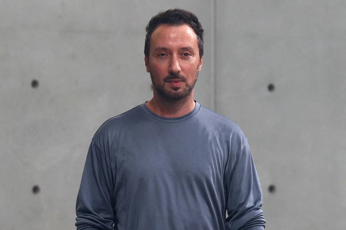 Saint Laurent prepara sucessão após saída de Anthony Vaccarello