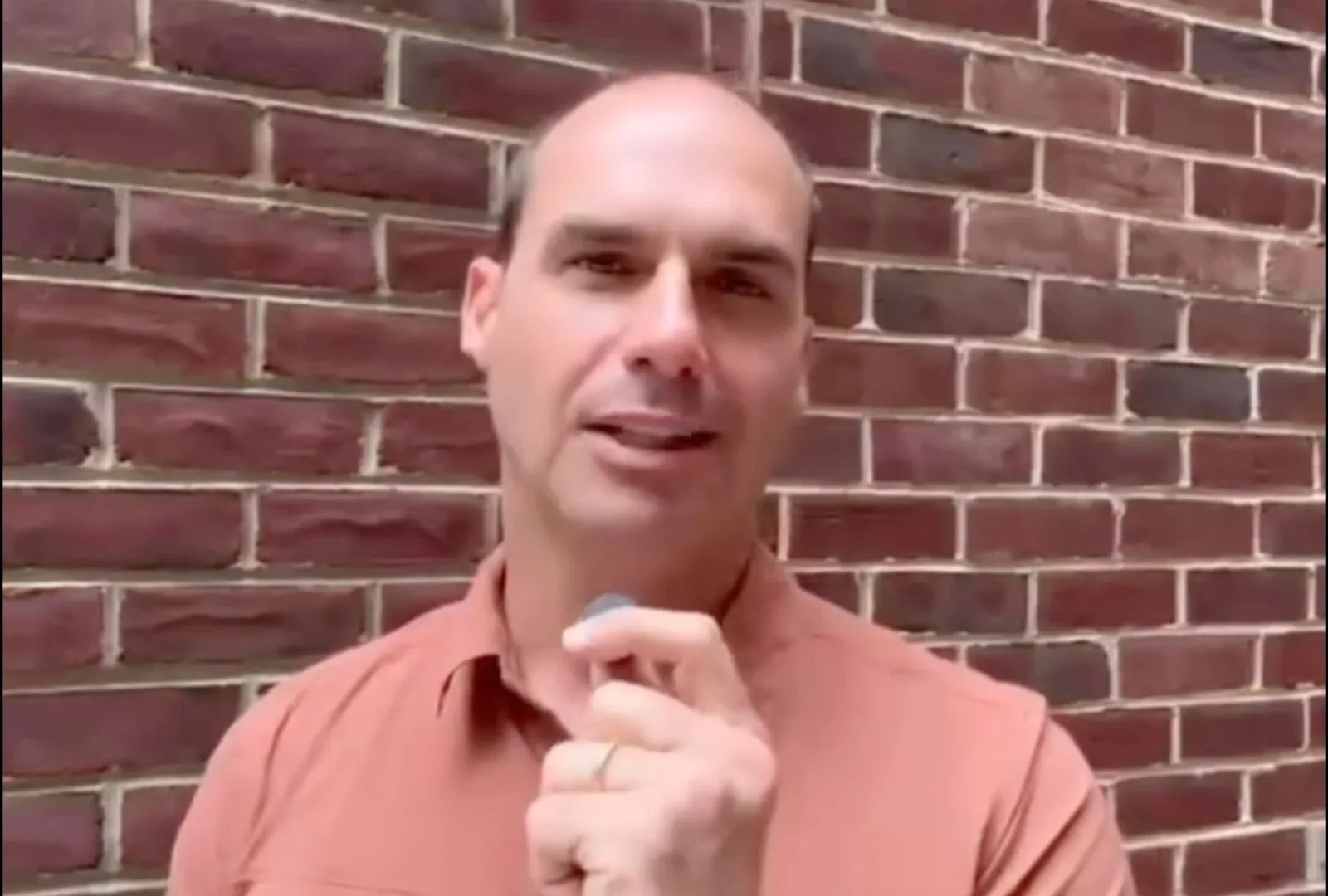 Vídeos não reduzem pena de Eduardo Bolsonaro, decide STF