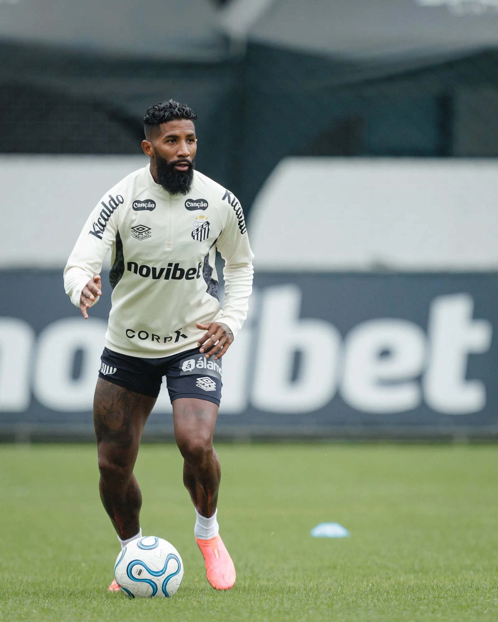 Rodinei treina pela primeira vez com o elenco do Santos