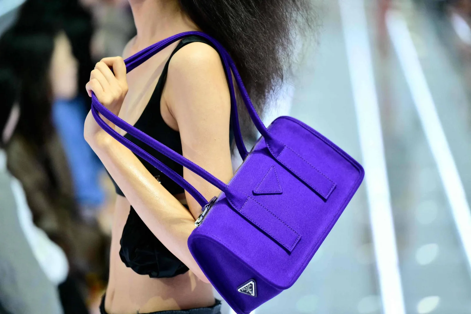 Prada usa 63 saias para explorar limites e contradições na passarela