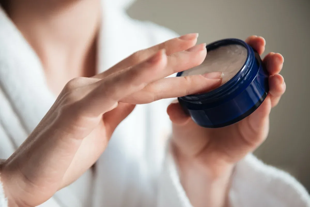 Anvisa orienta consumidor a verificar pomadas capilares e relatar reações