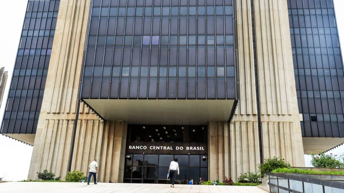 Relatório da PF descreve pagamentos e viagens ligados a servidores do BC e ao Master