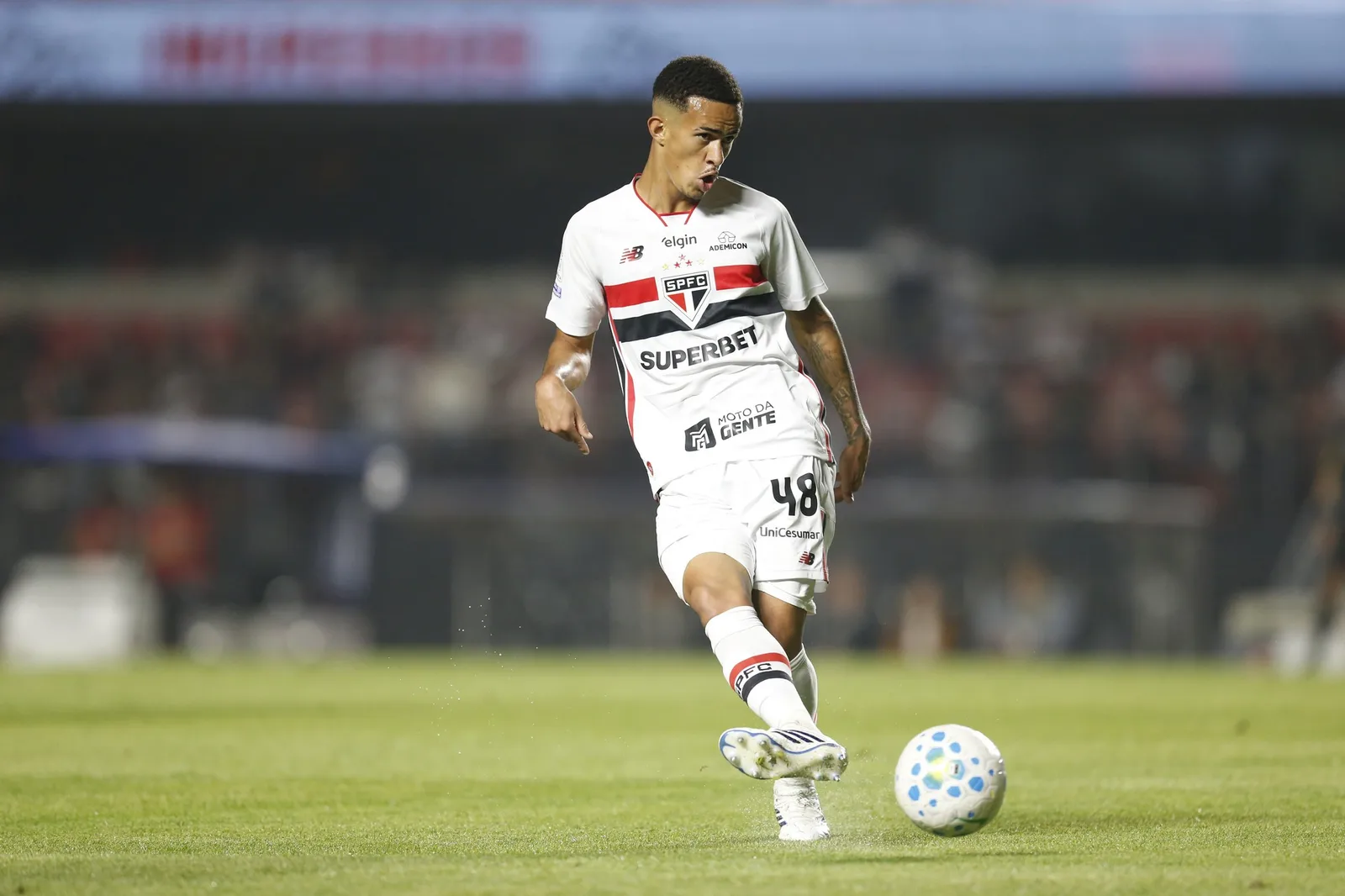 São Paulo busca contar com Djhordney no clássico adiado contra o Santos