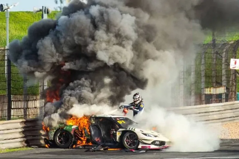 Ollie Millroy relata lesões após acidente durante prova do China GT