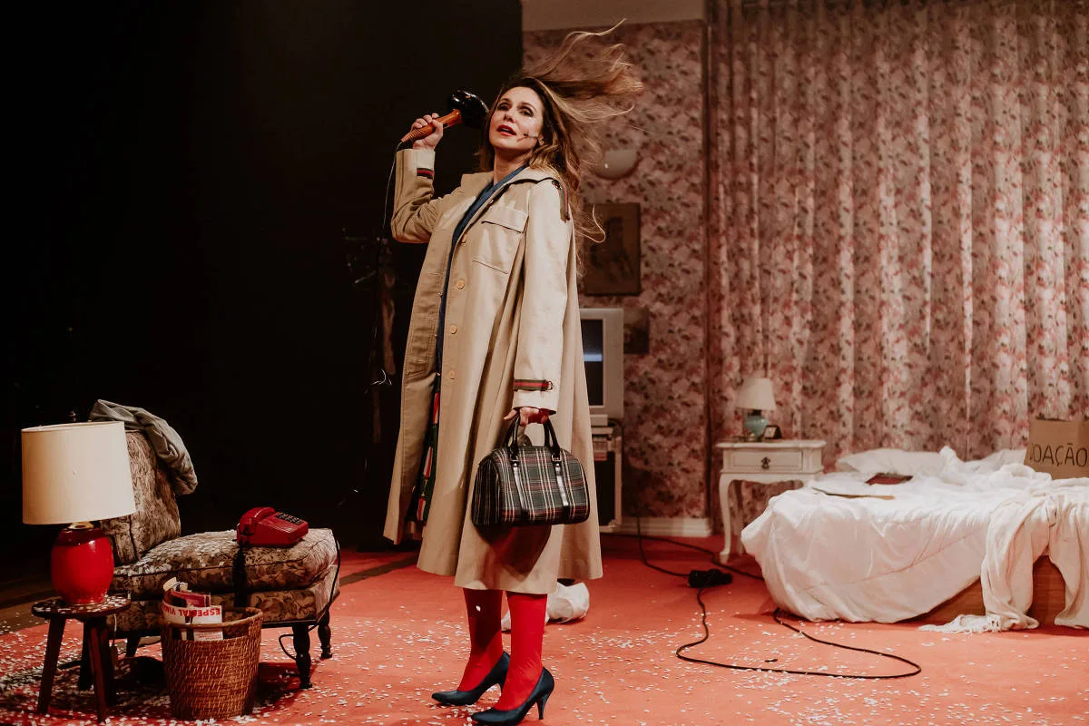 ‘Paixão Simples’ transforma espera amorosa em ritual teatral ao som de Alcione