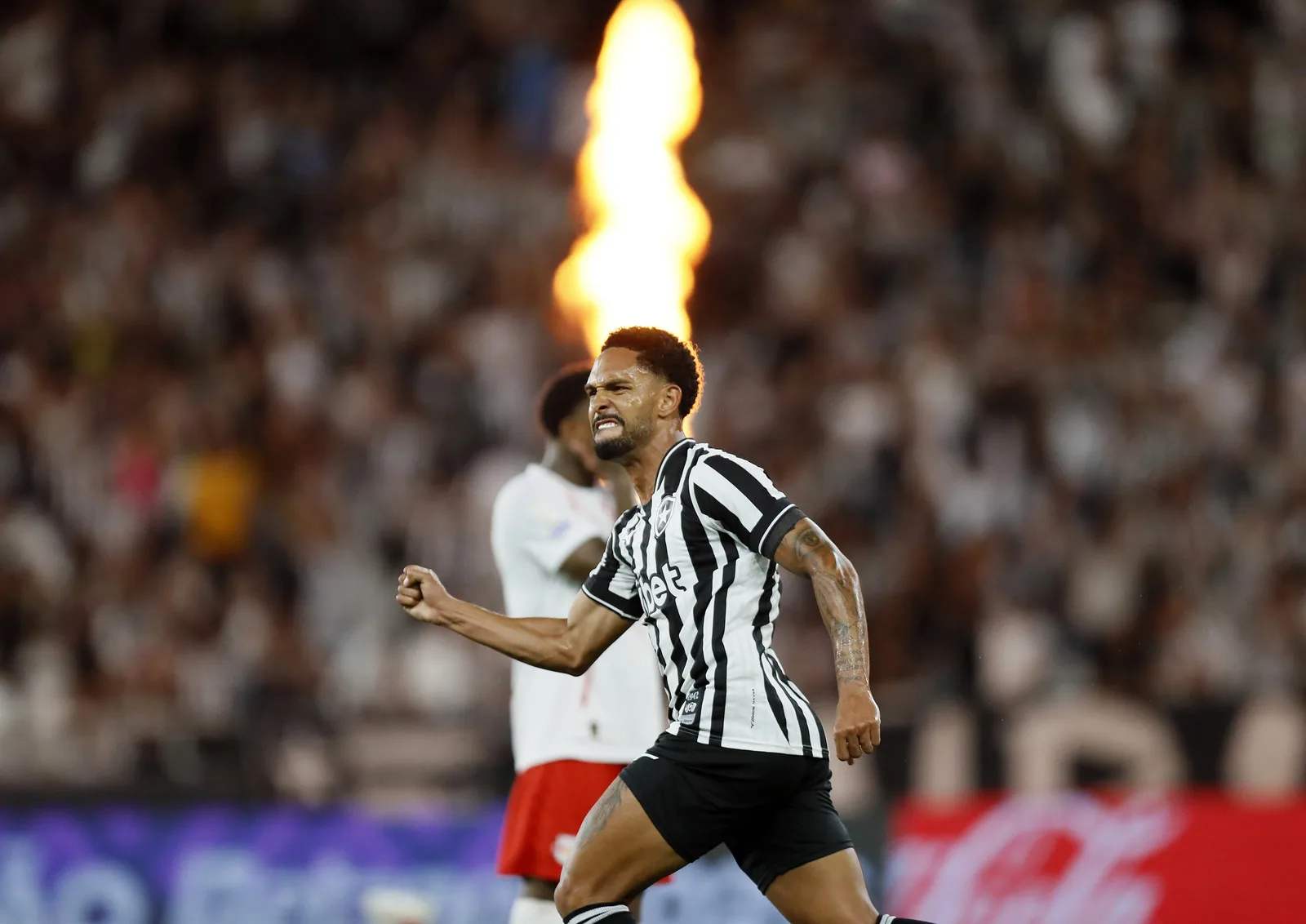 Vitinho marca seu quinto gol de cabeça e Botafogo fica no 1 a 1