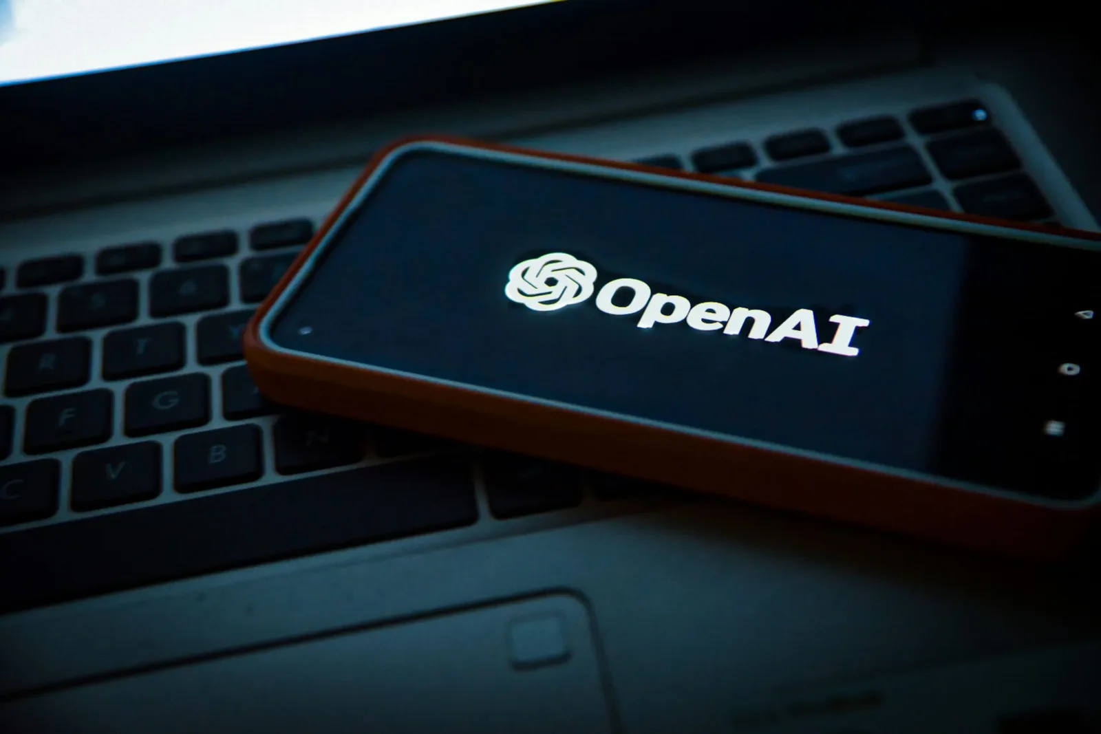 Disputa sobre IA ganha novo processo de jornais contra OpenAI e Microsoft