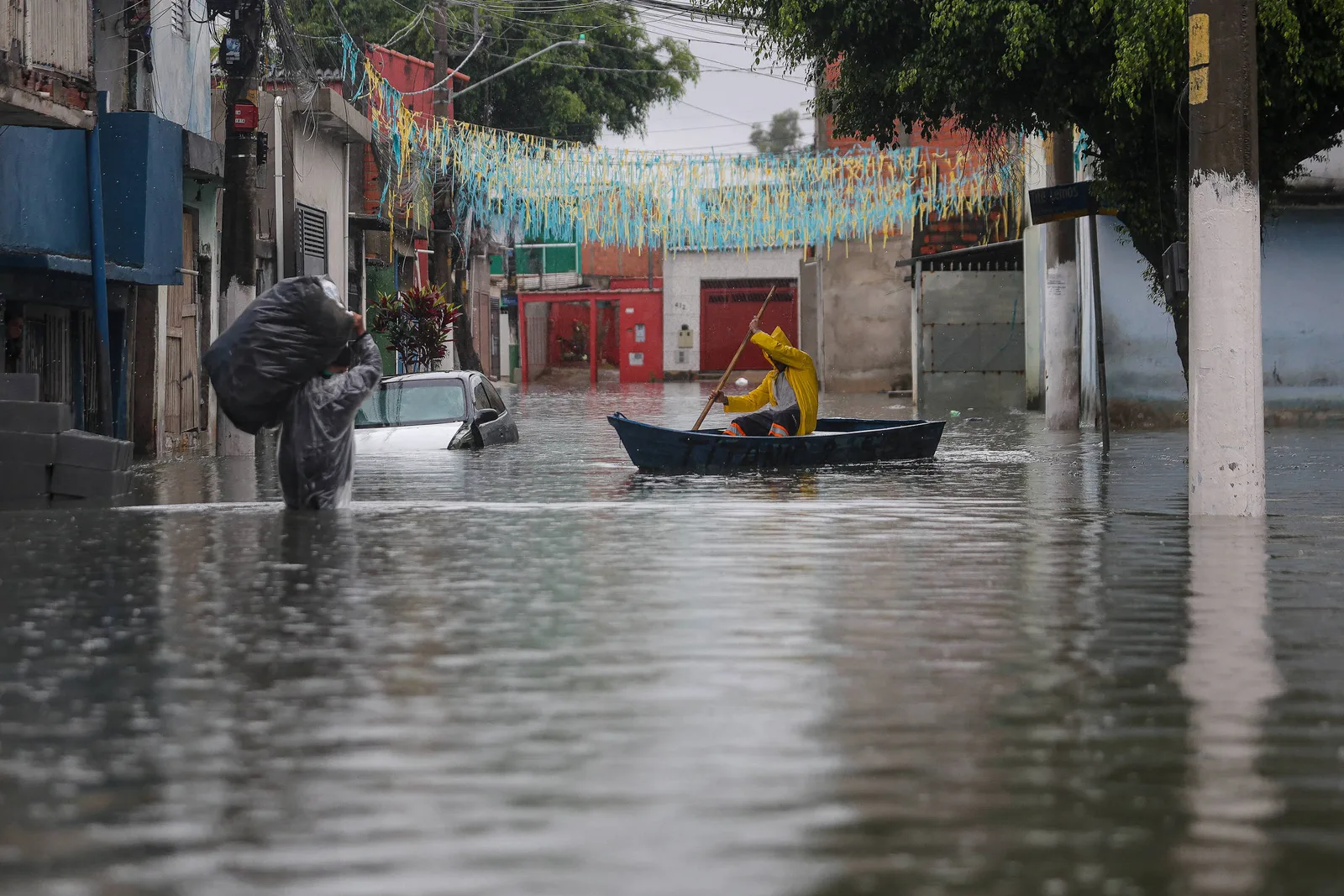 Chuva recorde mantém Defesa Civil em alerta e provoca mortes e desaparecimentos