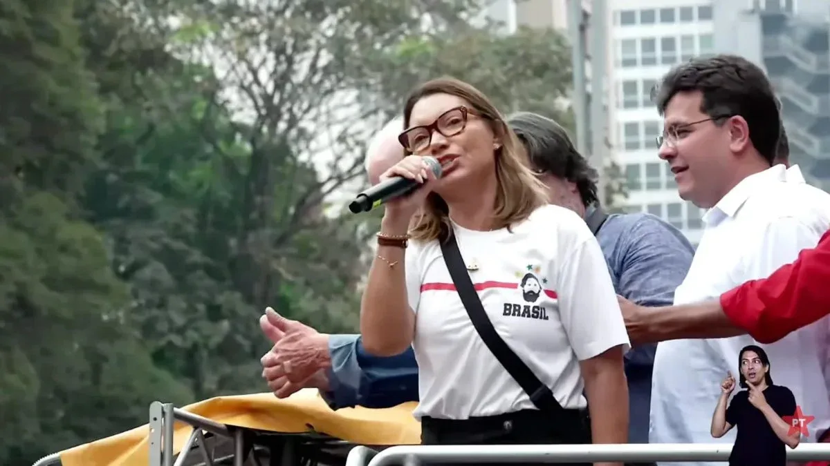 Caso de menino com objeto semelhante a arma chega à Justiça após ato político