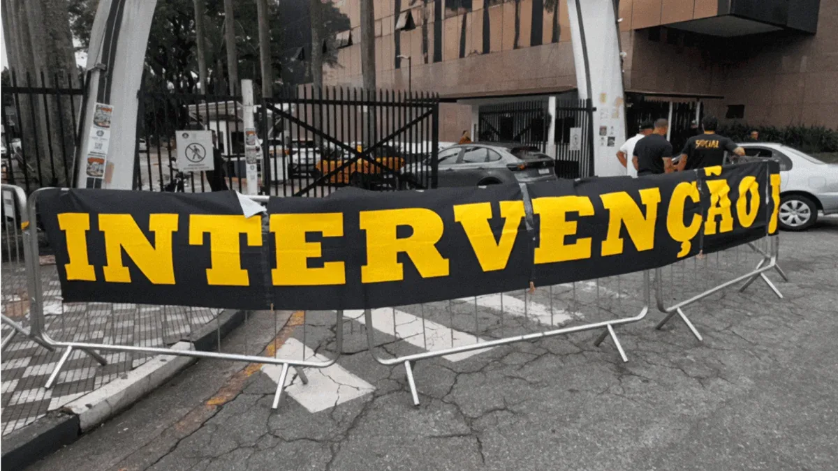 Protesto no Parque São Jorge cobra intervenção no Corinthians
