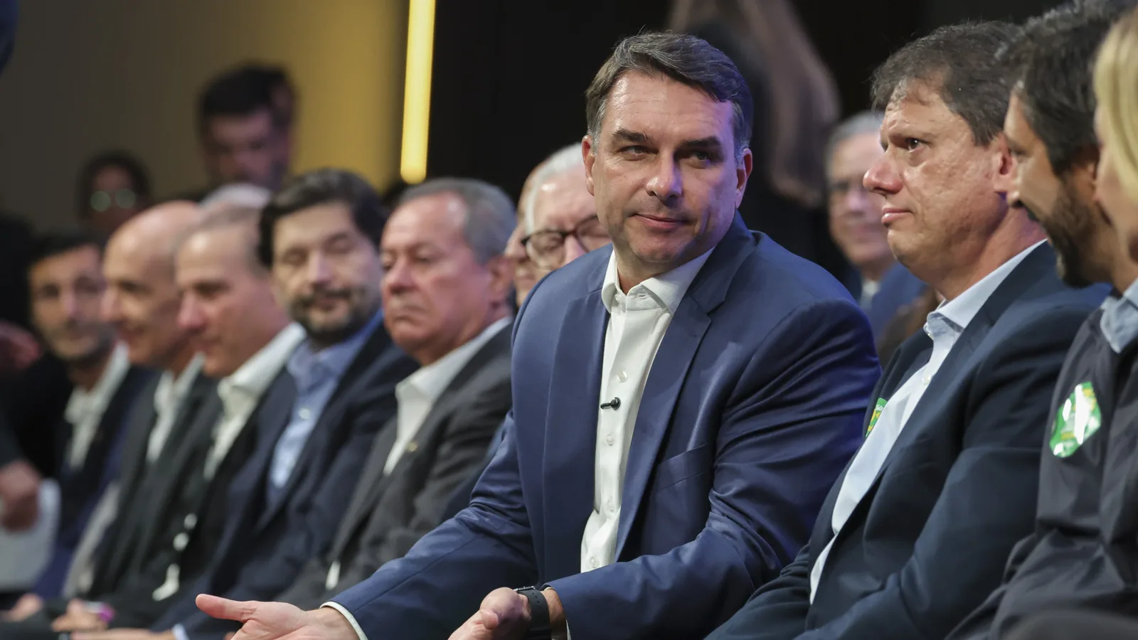 Flávio Bolsonaro promete aliviar regras para empresas e ampliar sistema prisional