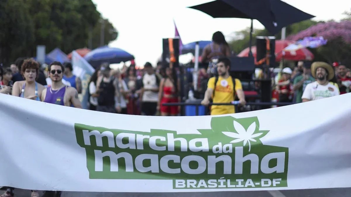 Marcha da Maconha reúne cerca de 200 pessoas em Brasília
