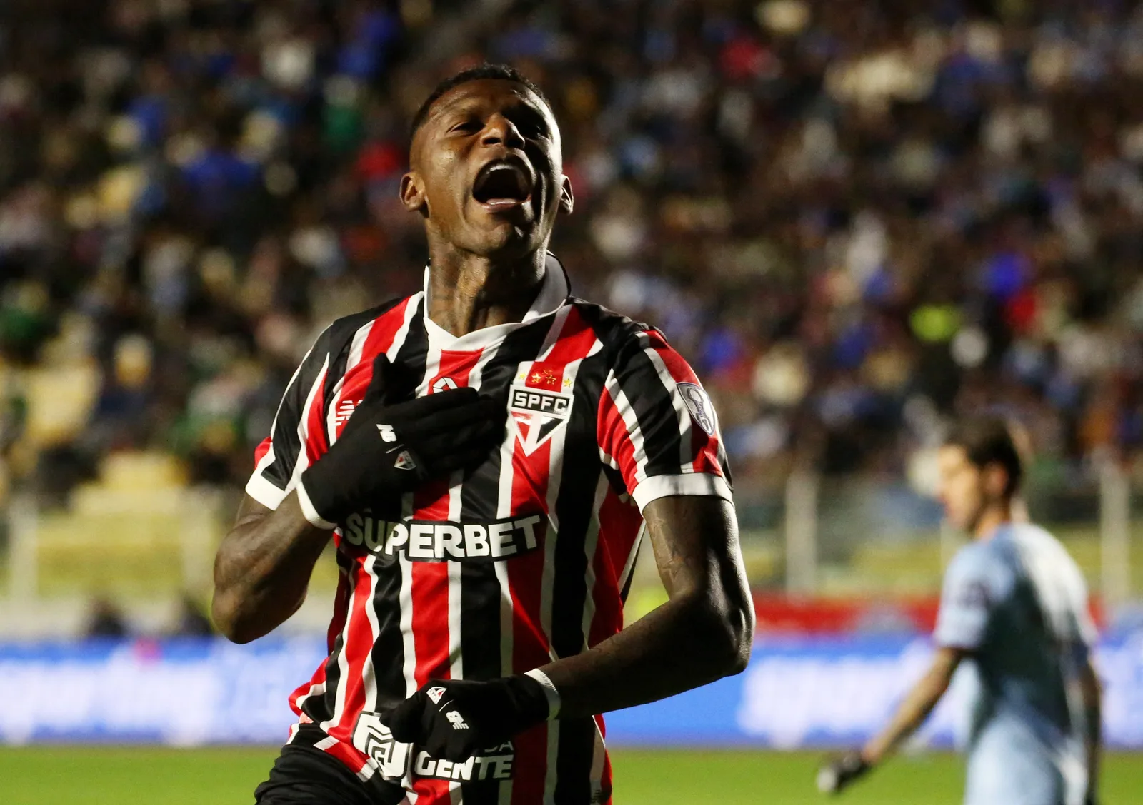 Arboleda recupera espaço e confiança no São Paulo após afastamento
