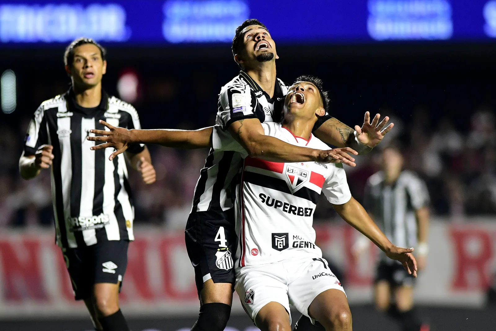 Revisão do VAR levou árbitro a mudar decisão em clássico paulista