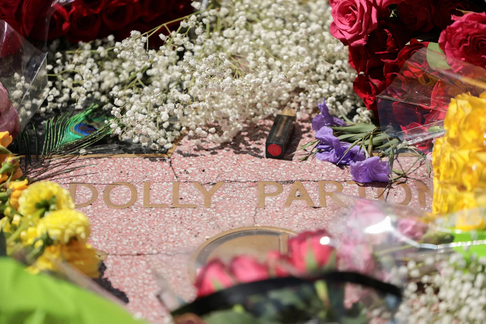 Estrela de Dolly Parton é restaurada após vandalismo em Hollywood