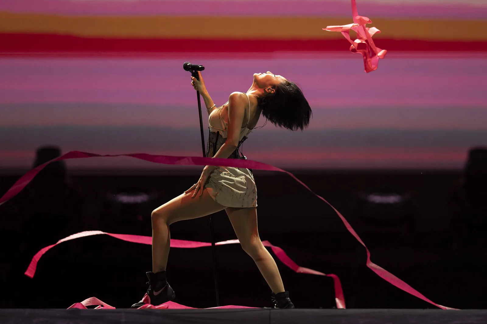 Hwasa mistura sucessos solo e do Mamamoo em show no Rock in Rio