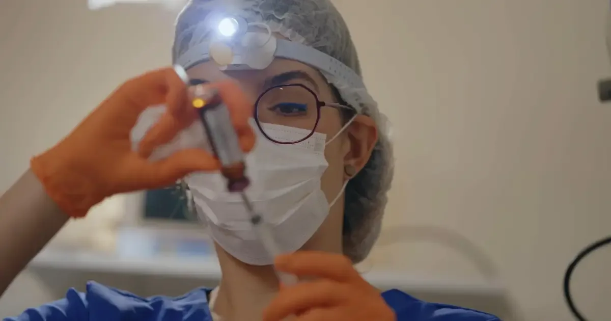 Série acompanha pacientes com lesões complexas e dilemas da dermatologia