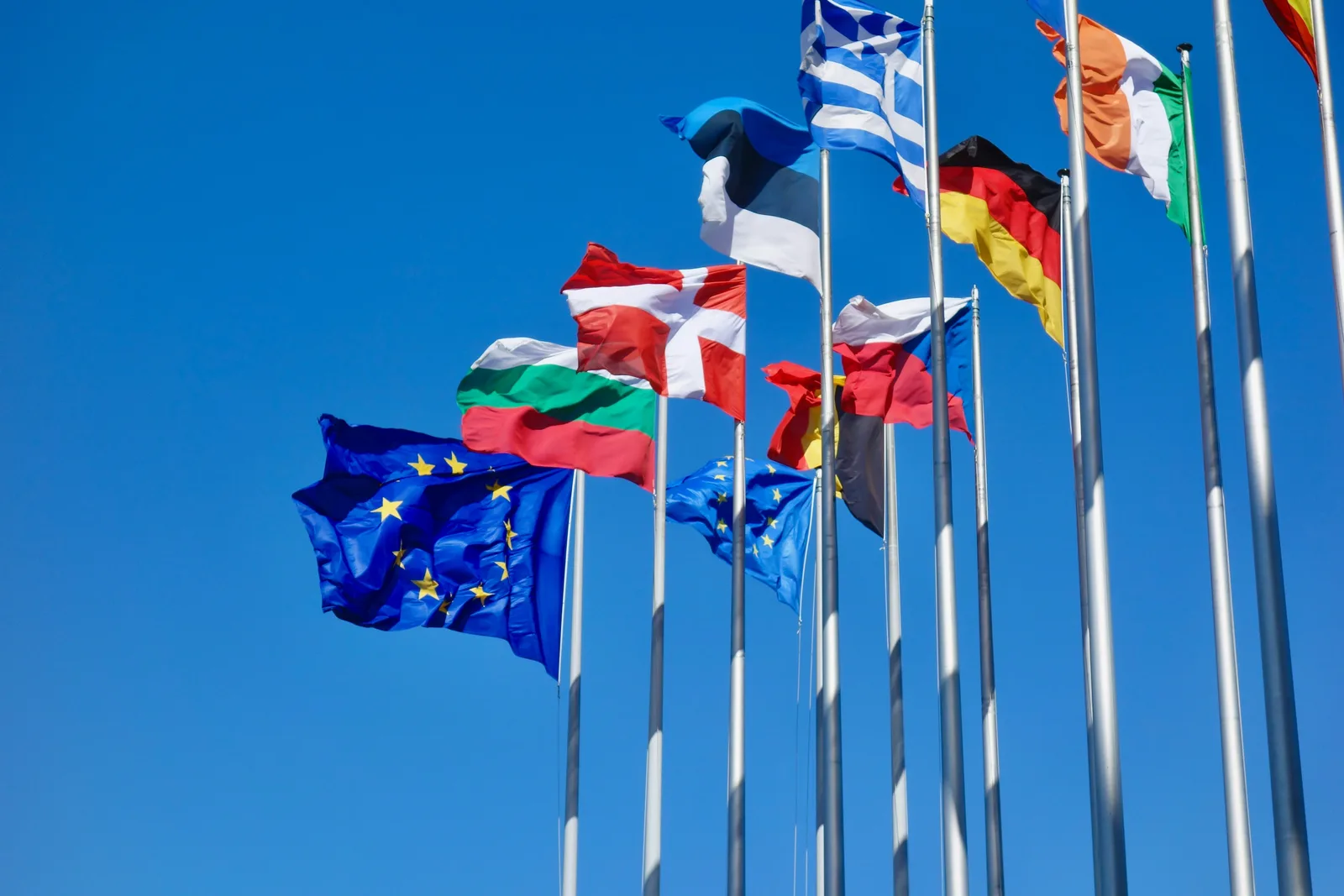 Projeto europeu prevê controle de idade e limites para plataformas digitais
