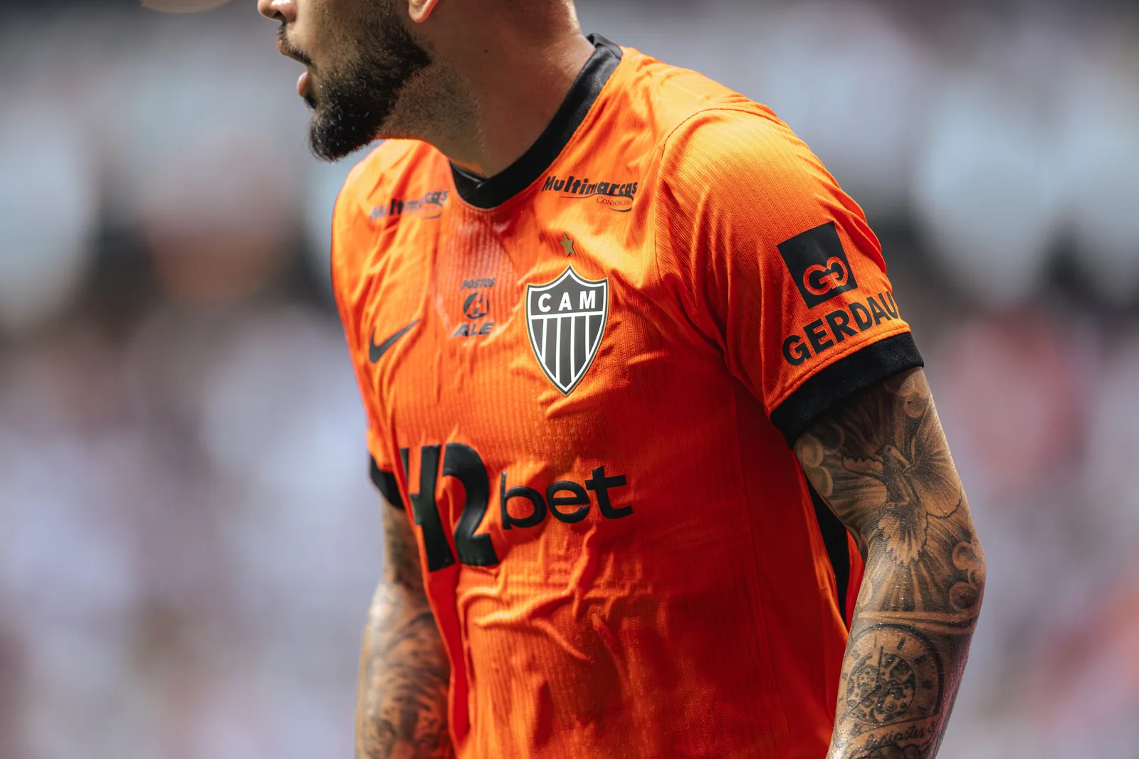 Atlético-MG apresenta camisa 3 de 2026 com referência à Rua de Fogo