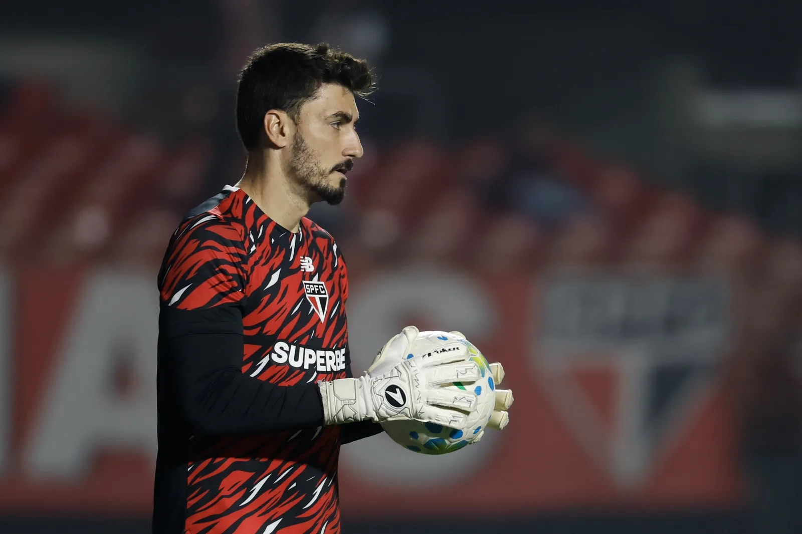 Rafael deixa clássico contra o Santos após sentir dor lombar