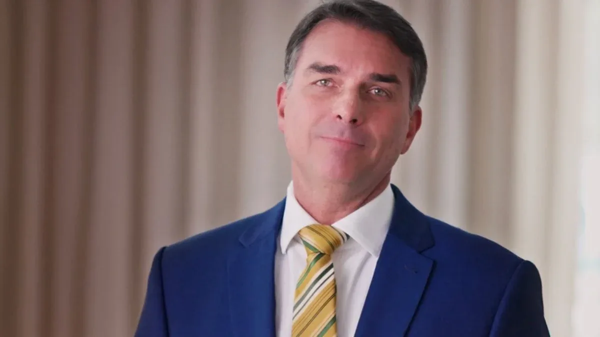 Flávio Bolsonaro associa Lula e Moraes a “sistema” em propaganda eleitoral