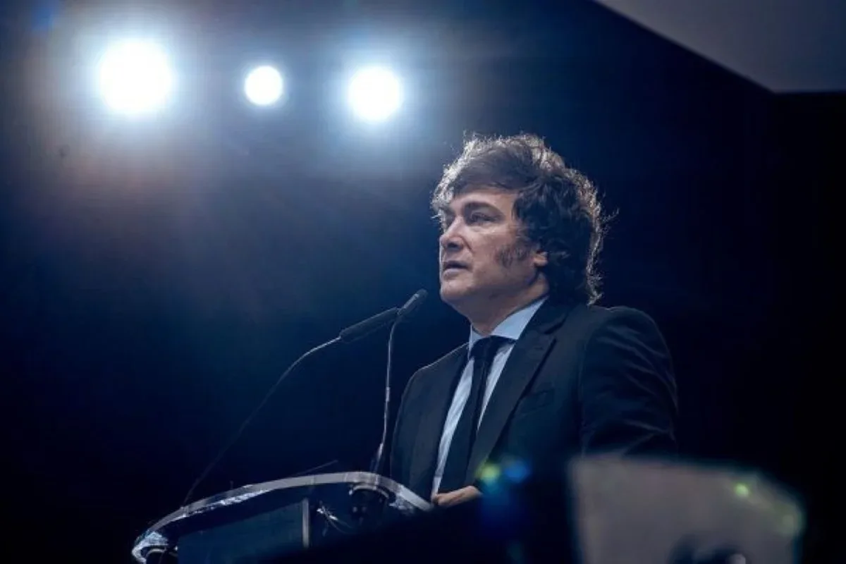 Milei chama Lula de “ladrão” e apoia candidatura de Flávio Bolsonaro