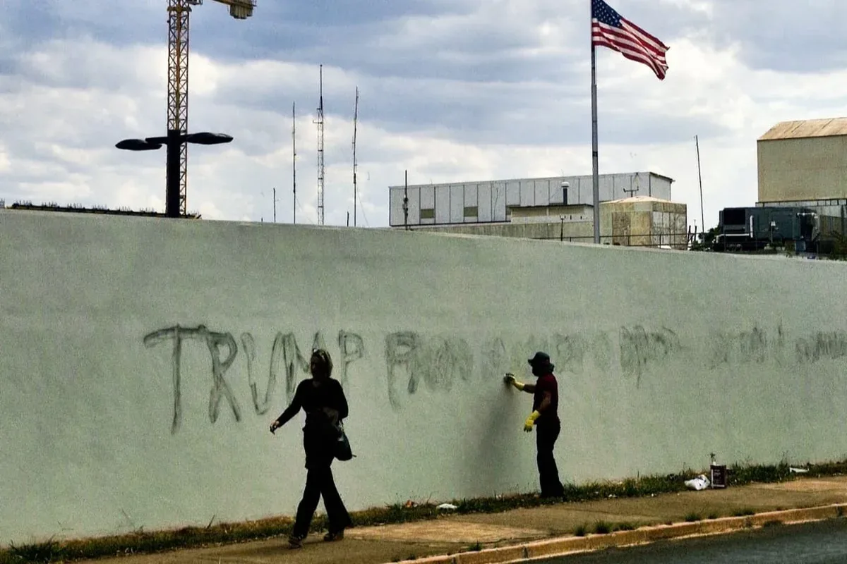 Muro da embaixada dos EUA em Brasília é pichado novamente contra Trump