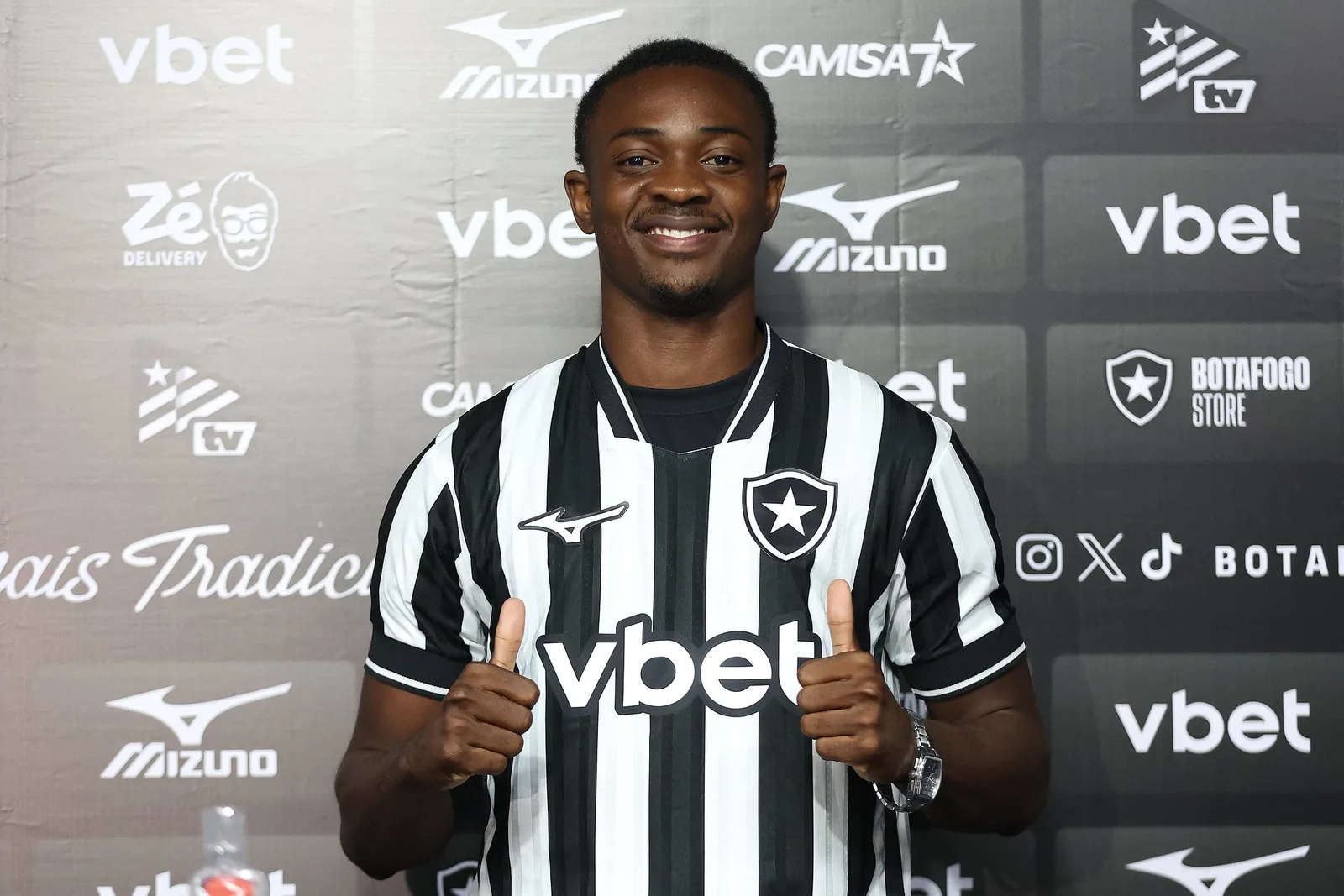 Domingos Andrade perde espaço e vira última opção no meio do Botafogo