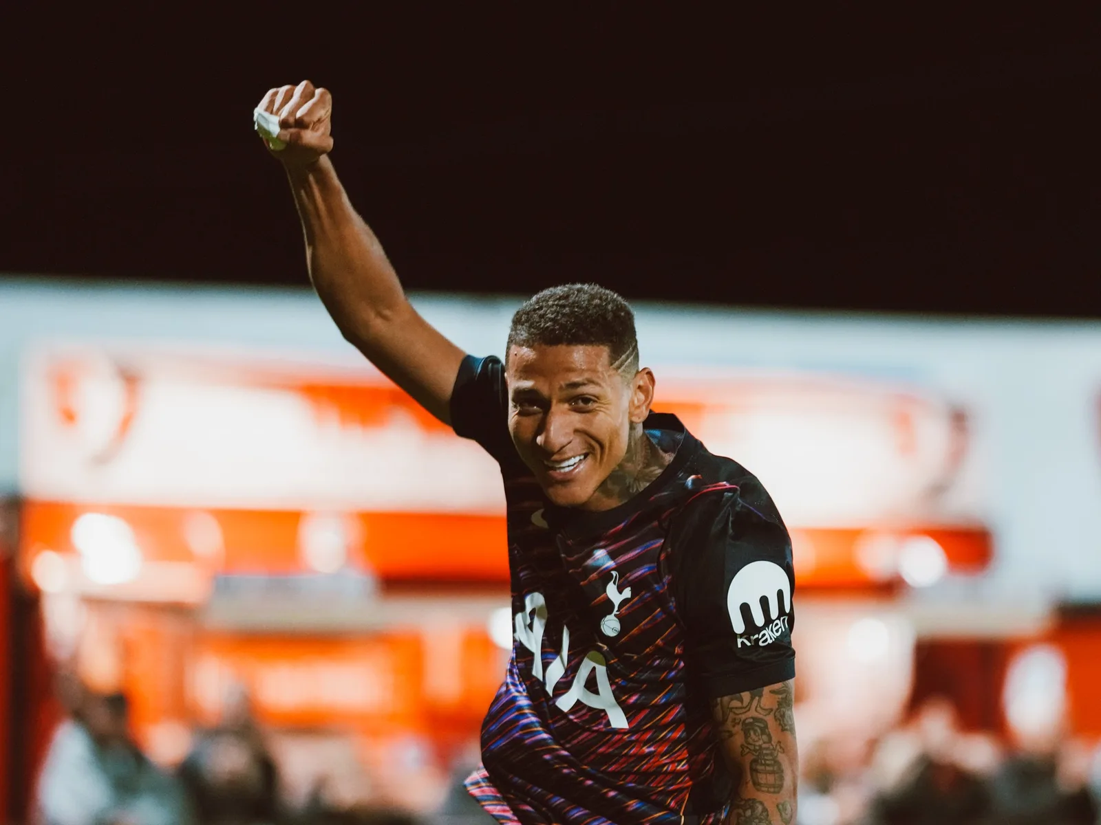 Richarlison marca pelo sub-21 do Tottenham e recebe elogios de técnico rival