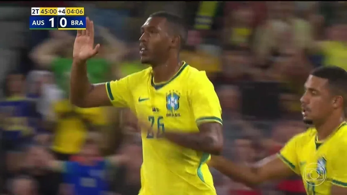 Raphinha assume o comando do ataque em treino da Seleção para enfrentar a Austrália