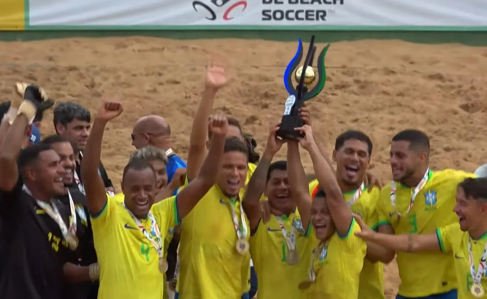 Brasil supera retranca de El Salvador e conquista quarto título na areia