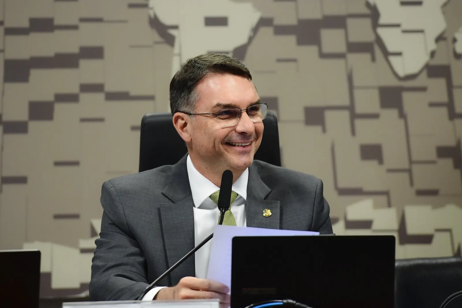 Flávio reduz distância para Lula e lidera em dois cenários de segundo turno
