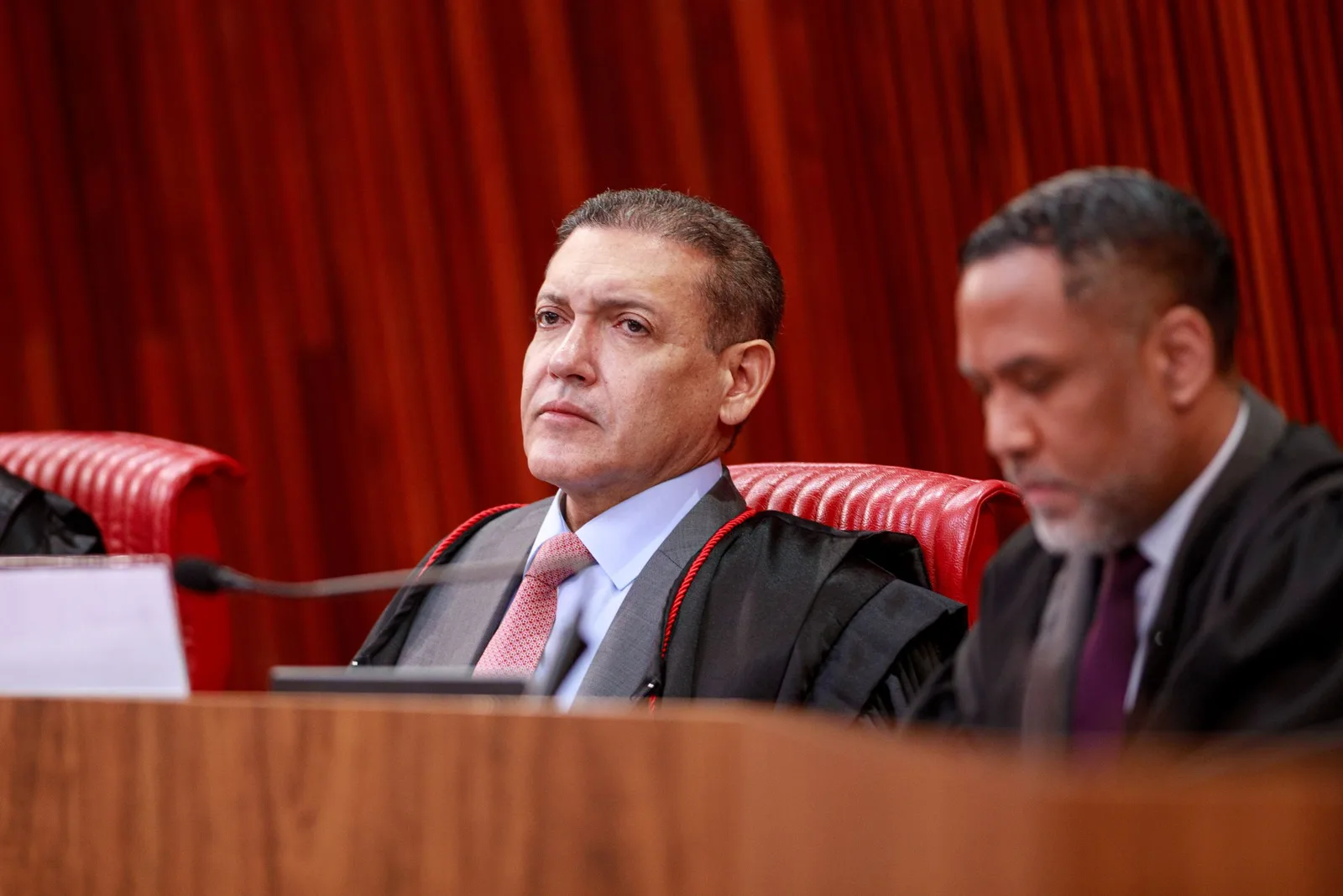 Presidente do TSE pede a Fachin limites para decisões do STF sobre eleições