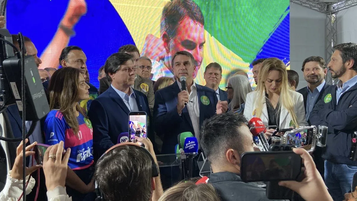 Flávio Bolsonaro prevê apoio majoritário do PL ao fim da escala 6 X 1