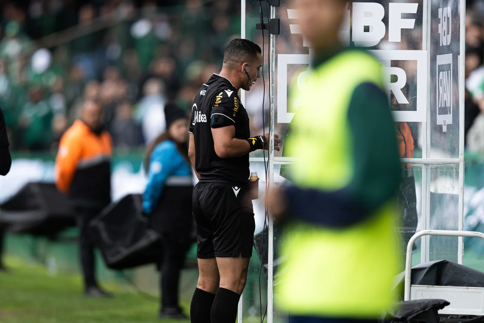 Revisão do VAR cancela pênalti para o Coritiba no fim da partida
