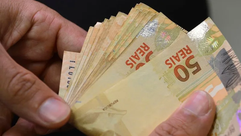 Pressão sobre orçamento aumenta entre famílias endividadas em agosto